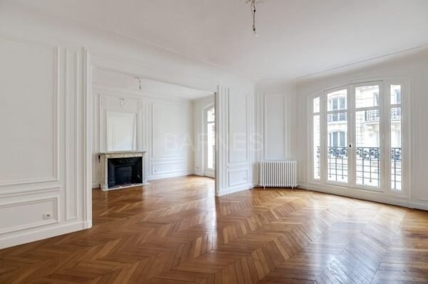 Deep Cleaning Unfurnished Bedroom